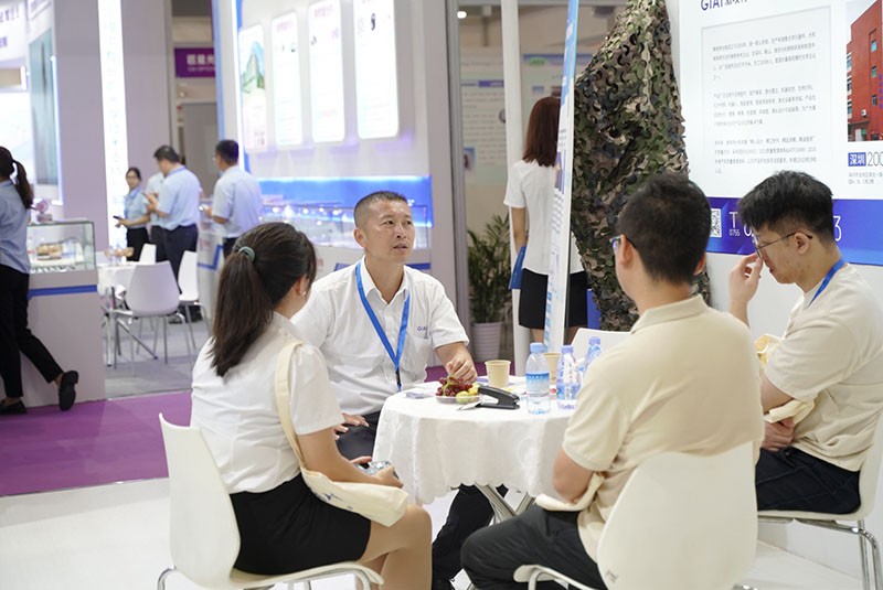 金年会jinnianhui
工作人员现场与客户交流摄像图