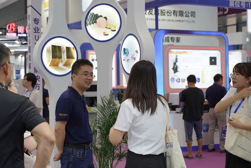金年会jinnianhui
工作人员与现场参观者探讨产品图3