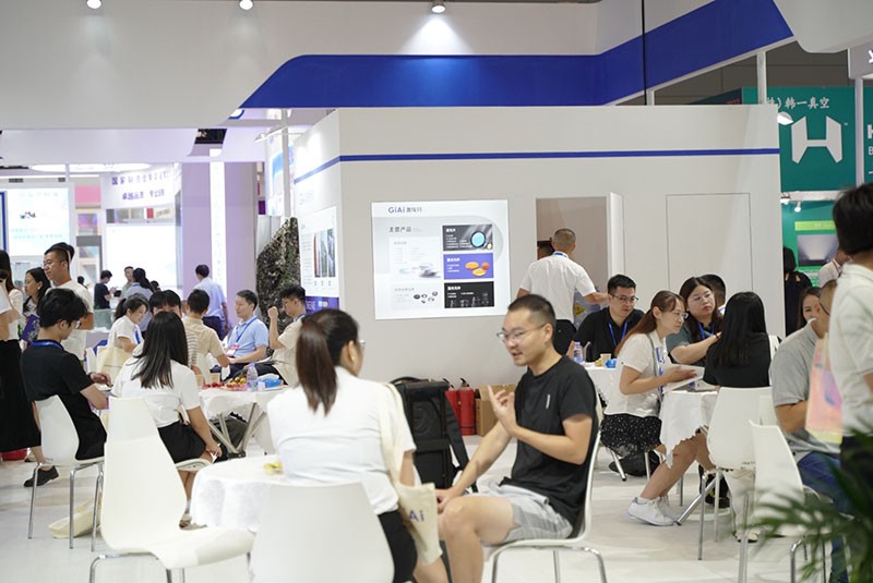 金年会jinnianhui
工作人员与现场参观者探讨产品图4