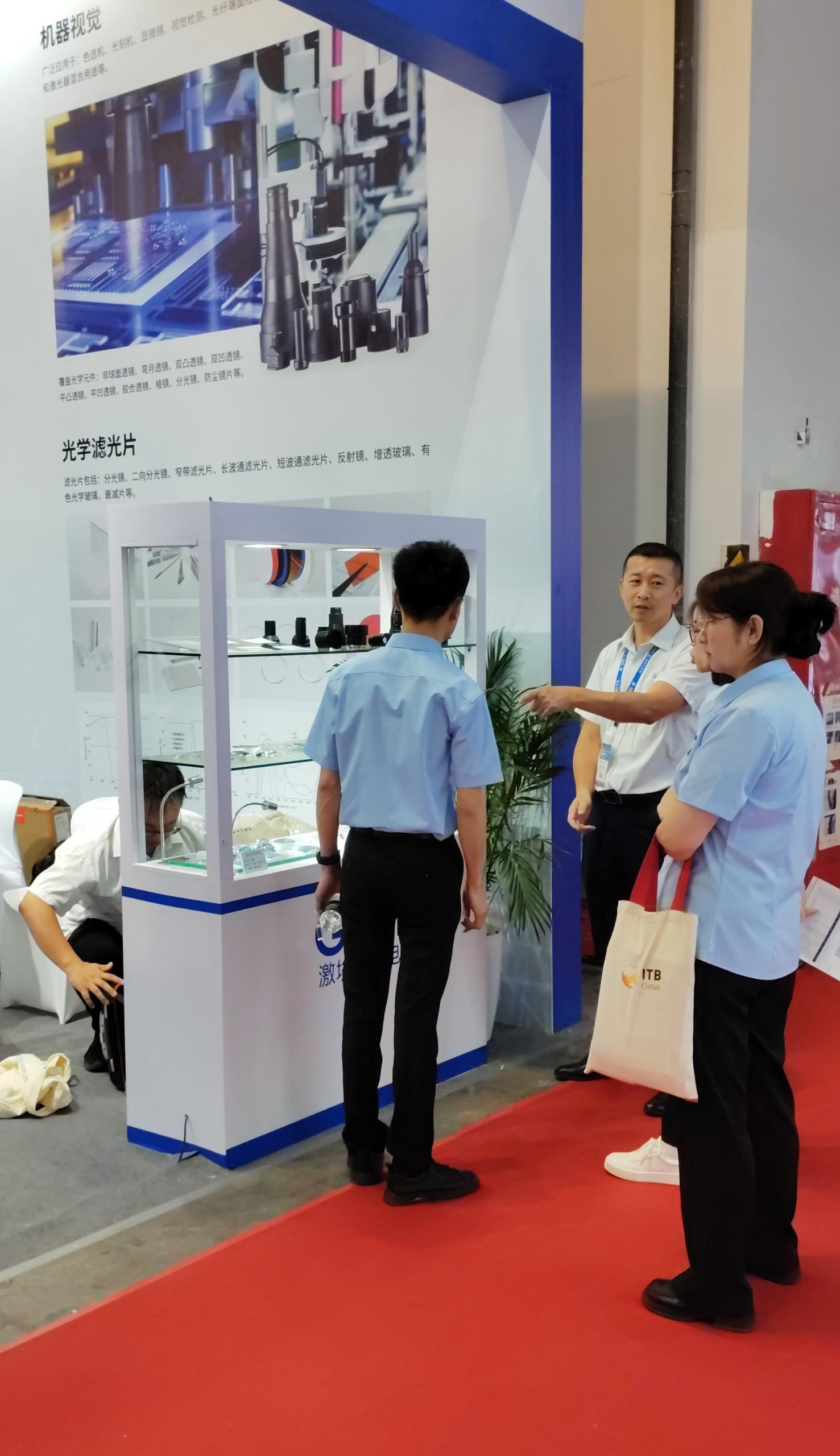 金年会jinnianhui
工作人员为现场参演者讲解
